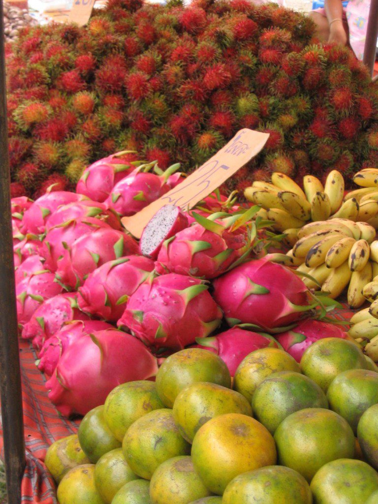 DEGUSTER LES FRUITS EXOTIQUES SUR LES MARCHES THAILANDAIS - Eric & The Trip